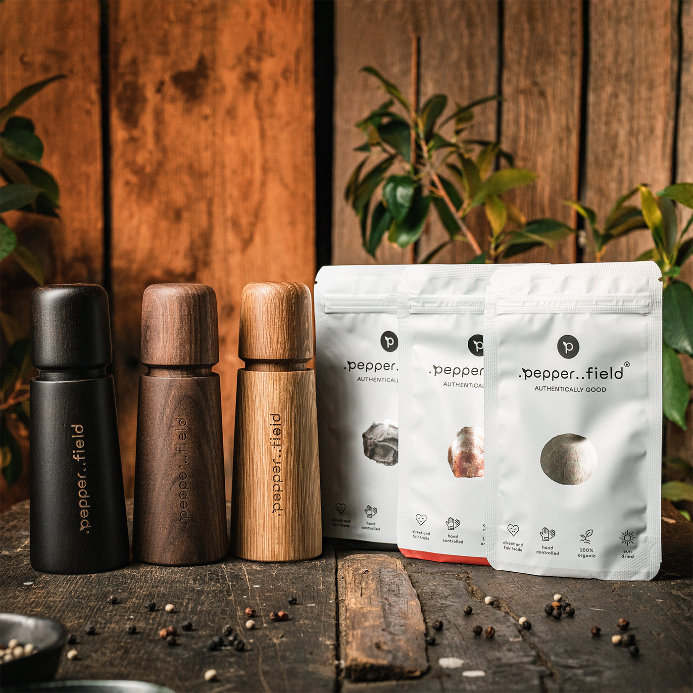 Set of Scandinavian pepper mills (17 cm) + pepper starter pack (3× 20 g)