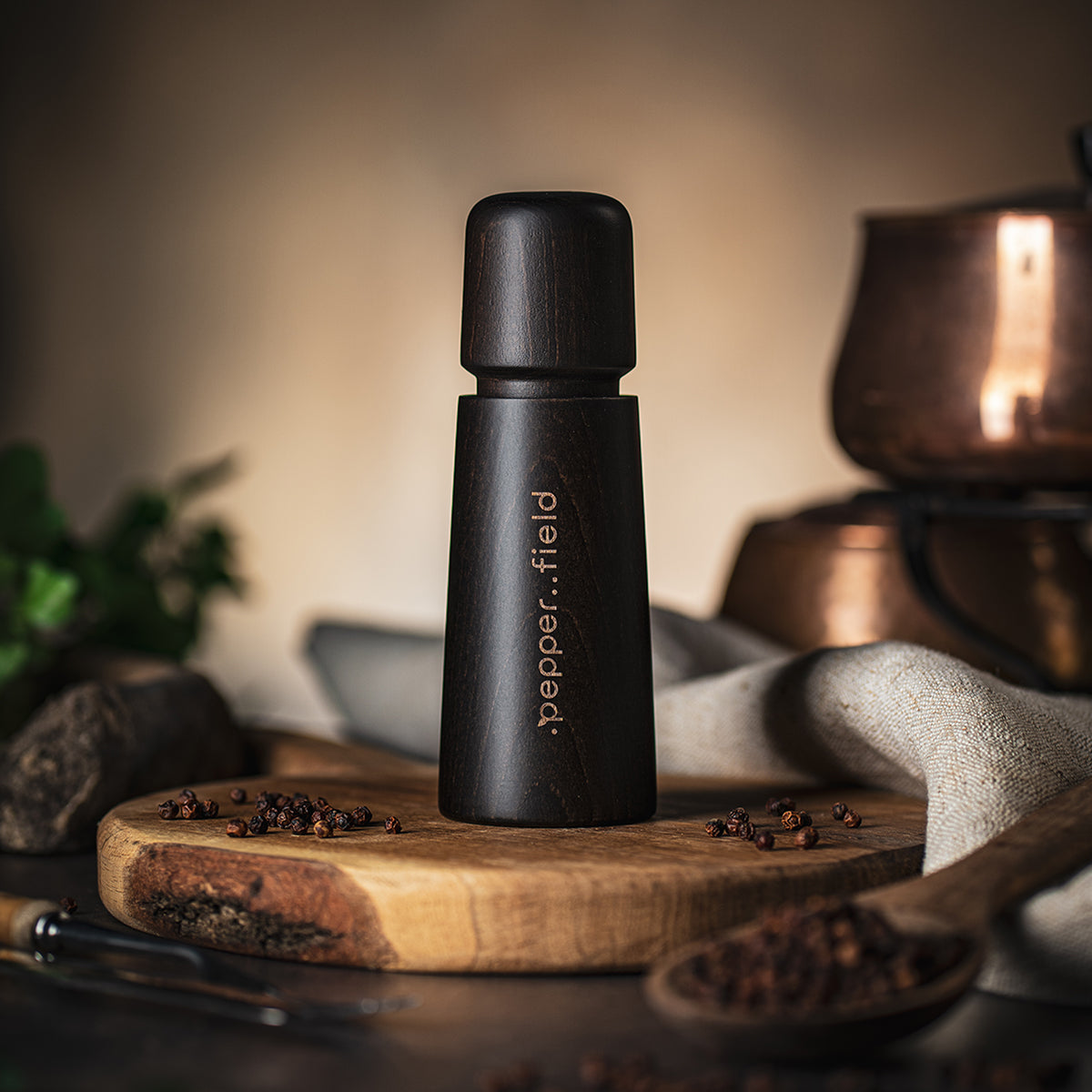 Black Scandinavian Grinder on pepper (17 cm) + black pepper (20 g free)