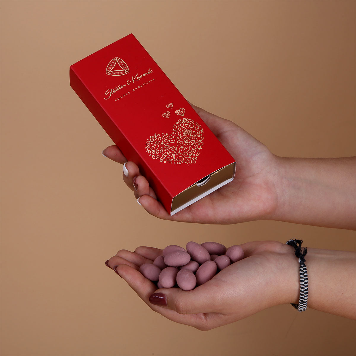 Almonds in chocolate with cherry flavor, sakura box 130g
