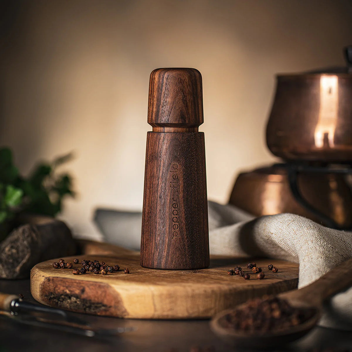 Moulin à poivre scandinave brun (17cm) + poivre noir 20g (gratuit) 